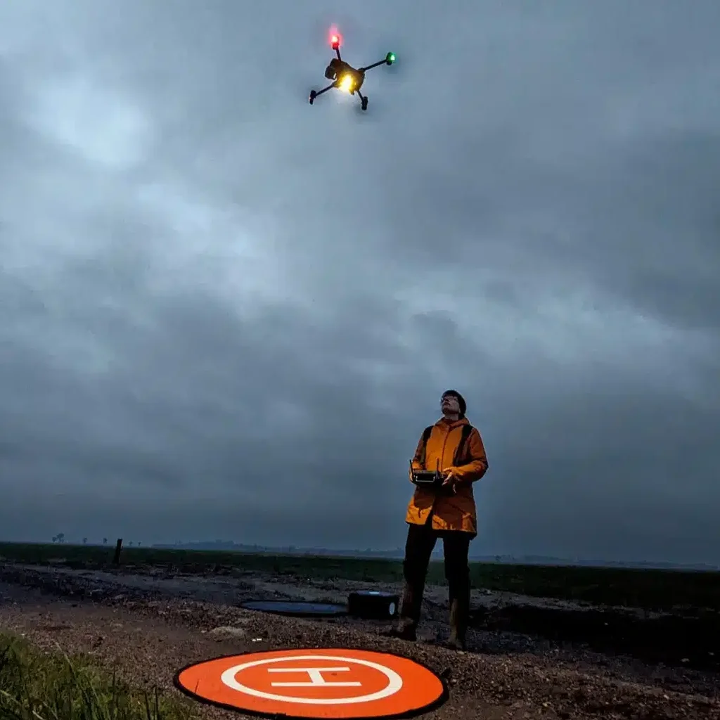 Drohne und Pilot bei der Landung