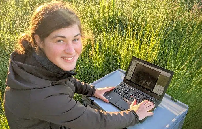 Georeferenzierung - Frau am Laptop auf der Wiese