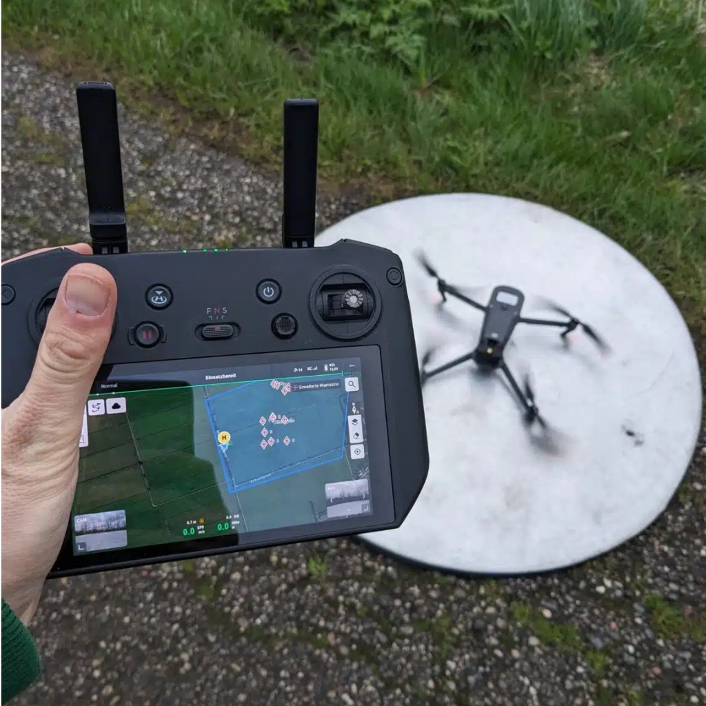 DJI Drohnen Controller und Drohne auf dem Landepad